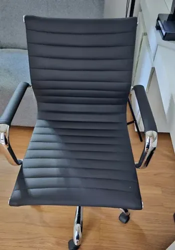 Cadeira de escritório importada, como NOVA