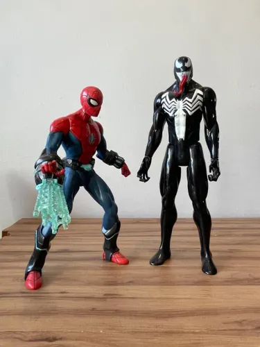 Bonecos homem aranha e venon