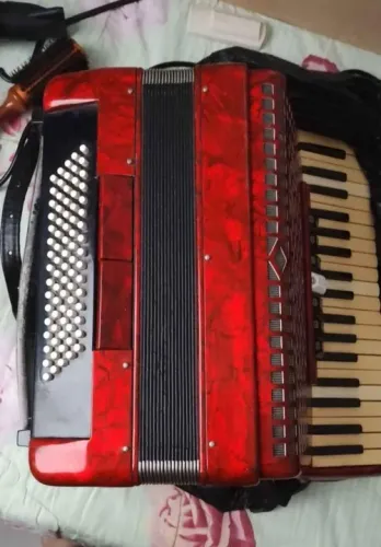 Oportunidade - Vendo acordeon de 80 baixos