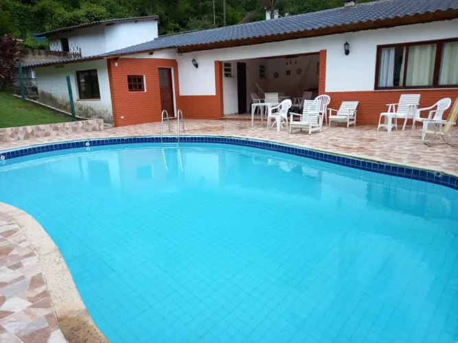 Casa piscina+ churrasqueira. Perto comércio e Comary. Pacote a combinar p/ 10 pessoas