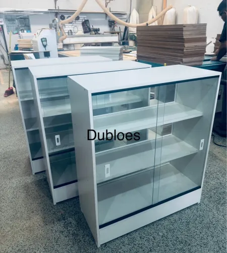 Balcão vitrine com porta de vidro de correr