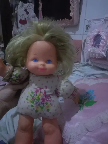 Boneca antiga bate palminha da estrela 