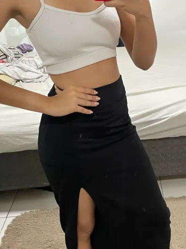 Saia midi preta sofisticada - ideal para trabalho ou eventos