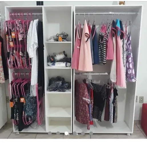 Guarda-Roupa Branco com Amplo Espaço Interno