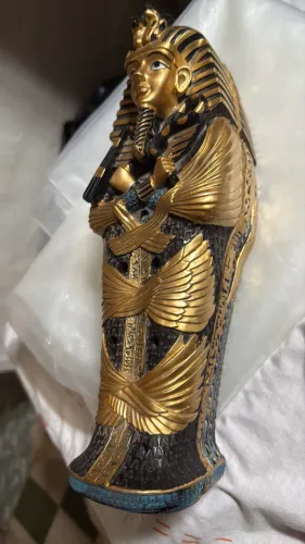 Sarcófago egípcio e peças indianas de alta qualidade