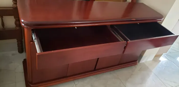Maravilhoso buffet e espelho todo em madeira de lei mogno 