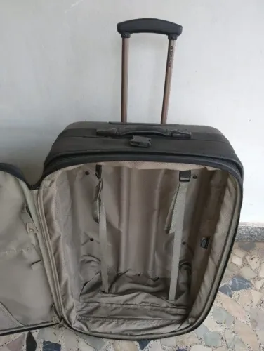 Mala Samsonite 70cm Altura com puxador retrátil e rodinhas traseiras