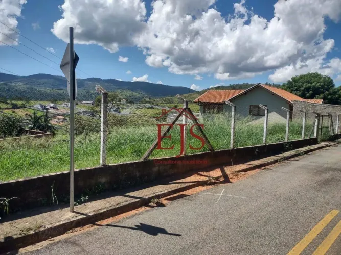 Terreno com linda vista para a Pedra Grande a venda em loteamento fechado com característi