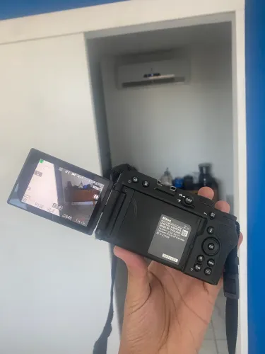 Nikon z30 + lente f28/2.8 pouquíssimos cliques muito nova troco por iPhone 16 pro max
