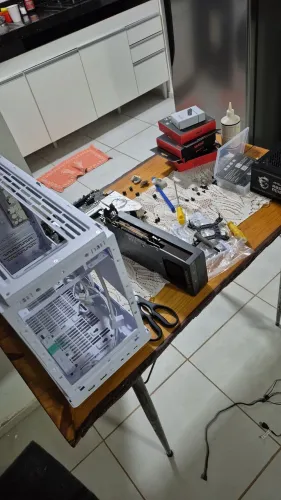  PC Gamer compacto com Placa de Vídeo RTX 4070 Super