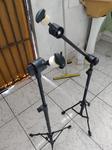 Suportes de pratos de bateria novos.