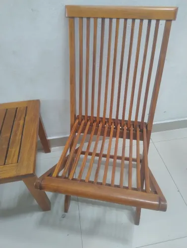 Cadeiras com mesa em madeira lindíssima e acompanha essa peça rústica.