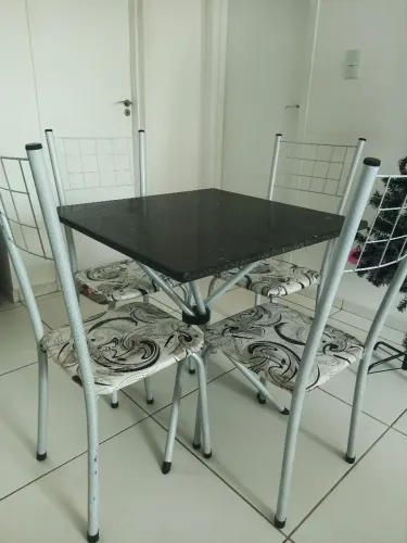 Vendo mesa com 4 cadeiras 