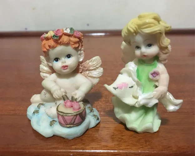 Par de Anjos de Porcelana de resina , 6 cm de altura
