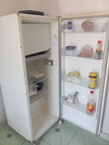 Vendo essa geladeira usada mais funcionando perfeitamente gelando super bem 