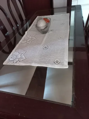 Caminho de mesa decorativa de renda