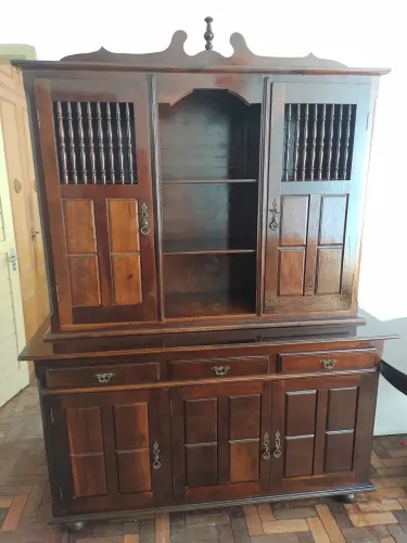 Armário antigo em madeira maciça!