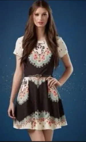 vestido antix virgem tamanho m. em crepe . forrado sem avarias.  não acompanha cinto.