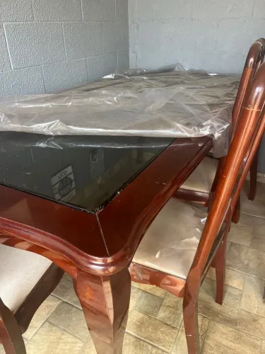 Mesa de madeira com 6 cadeiras 