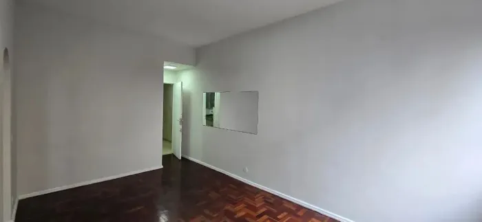 Imóvel para aluguel possui 70 metros quadrados com 2 quartos em Copacabana - Rio de Janeir