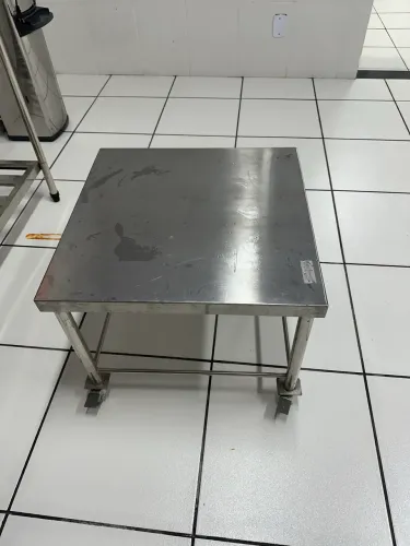 Mesinha baixa de inox