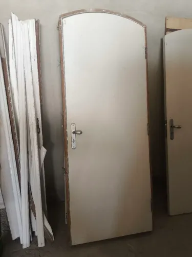 Porta de Madeira com Design Arredondado