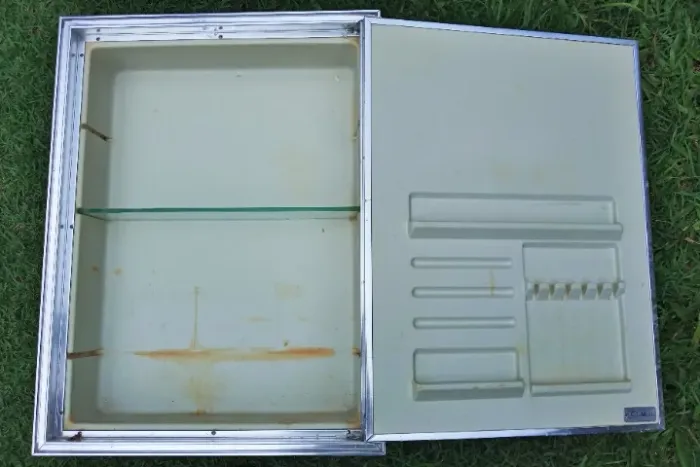 Armário de embutir/Espelheira de 1 porta para banheiro com espelho externo, usado marca Cr