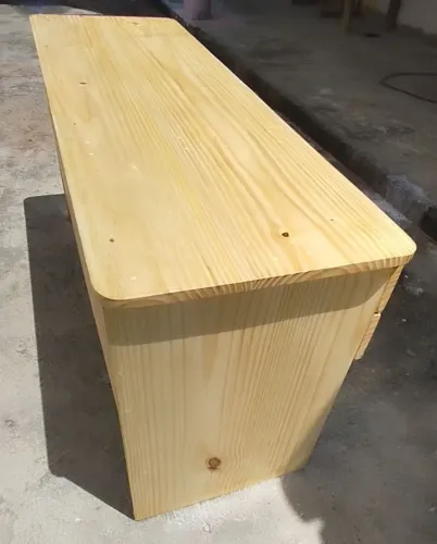 Mesa de escritório com gavetas. Madeira de pinus
