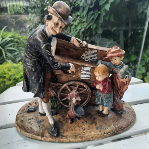 Escultura antiga em resina italiana / grupo escultório 30cm x 36cm