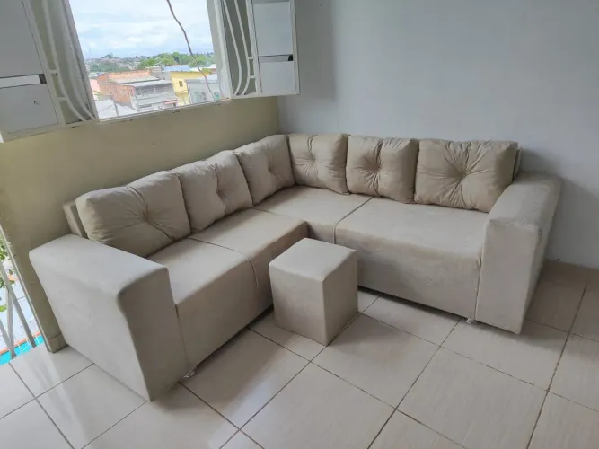 Sofá de canto com puff