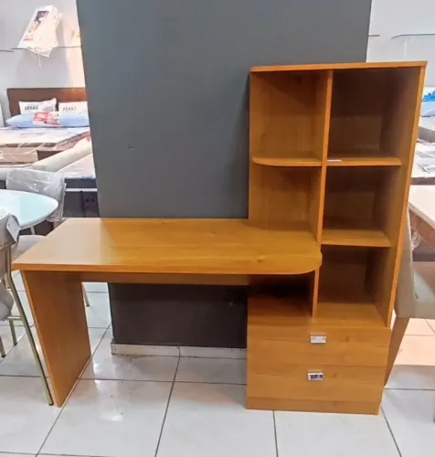 Escrivaninha de madeira com nichos