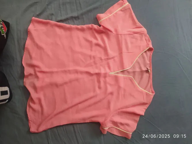Camisa de tecido leve rosa
