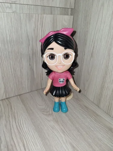 Boneca Luluca com óculos e laço
