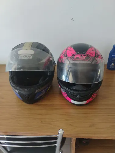 Vendo dois capacete por 200 reais 