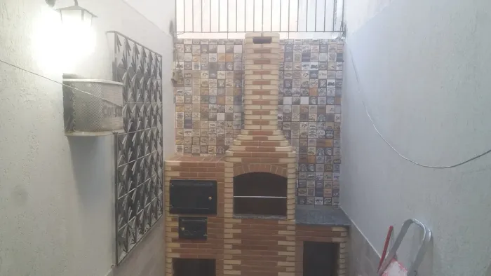 Churrasqueira forno e bancada tijolo vermelho com a ponta clara