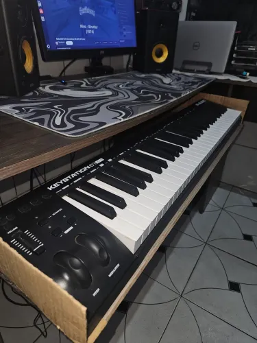 Controlador MIDI KeyStation 61 MK3 (pitch bend desafinando)