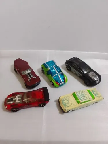 Coleção com 05 Miniaturas de carros diversos.