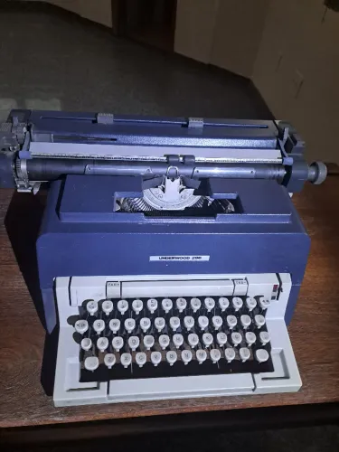 Máquina de datilografar antiga modelo Underwood 298