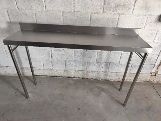 Bancada Industrial em Inox com Estrutura Contra Ventada para Durabilidade