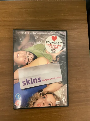 Dvd série primeira temporada skins ingles