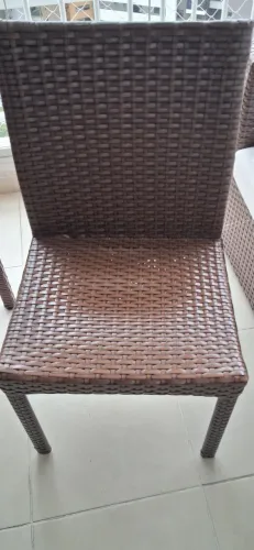 Vende se conjunto de mesa quatro cadeiras,e sofá de fibra sintética para área externa.