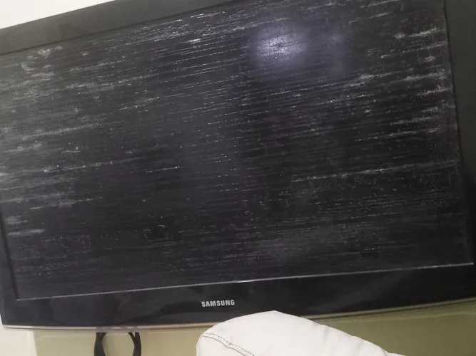 TV Samsung - Tela 100% Funcional (Apenas Película Polarizadora com Desgaste)