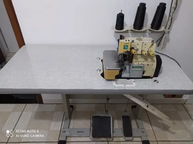 Máquina de costura Overlock
