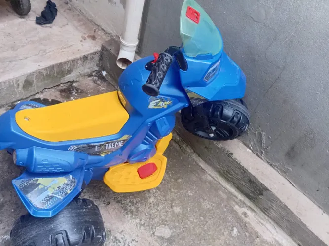 Moto elétrica de criança