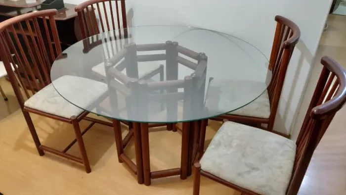 Mesa de Jantar, tampo de vidro redondo, com 4 cadeiras