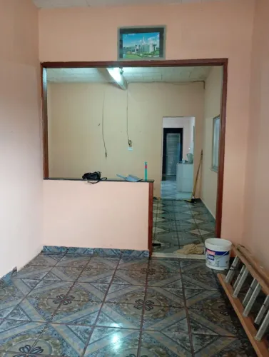 Alugo casa R$ 1.200,00 - pátio, sala, 2/4, cozinha e área