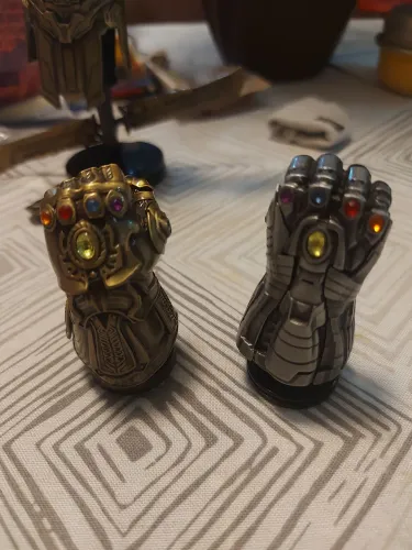 Manoplas do Infinito do Thanos e do Homem de Ferro, fabricadas pela Omelete Box em metal.
