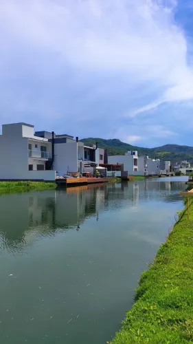 Lote com fundo para o Lago no Acqua Condomínio Clube, Biguaçu, SC - 161,25 m² (7,50x21,50)