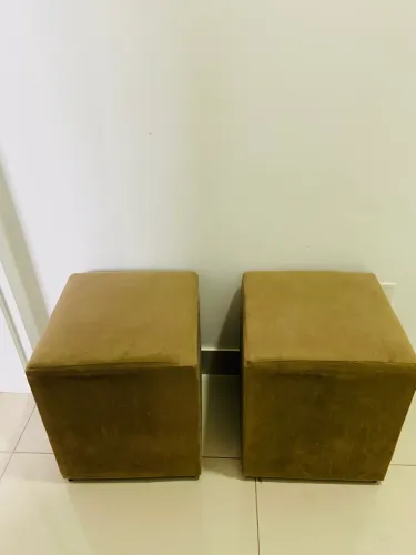 Par de puffs estofados bege/caramelo - ótimo para sala ou quarto