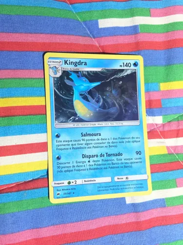 carta pokémon holográfica kingdra (estágio 2)
